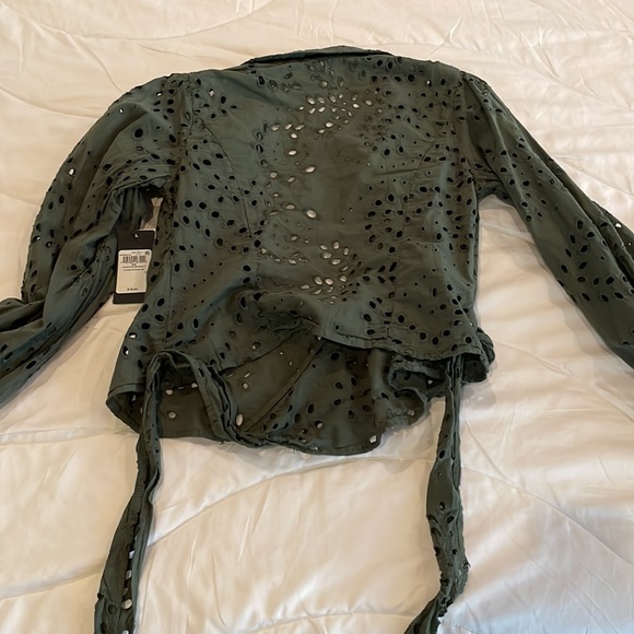 Guess Lichen leaf green multi LS kamy tie front top - Picture 2 of 4